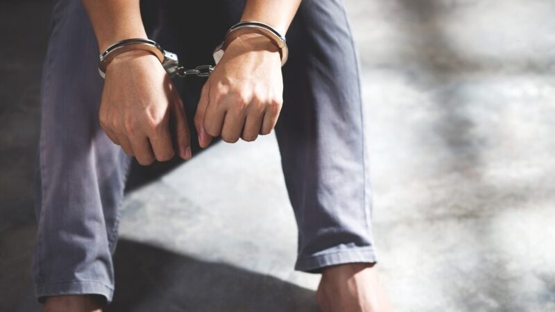 Policja poszukuje mężczyzny podejrzewanego o kradzież słuchawek Sony w Ciechanowie