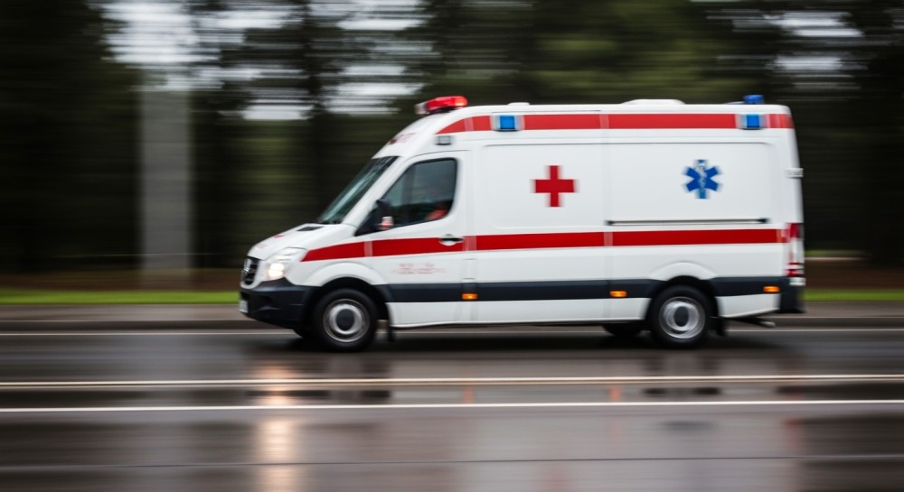 Różowa ciecz w rowie budzi niepokój – strażacy w akcji!