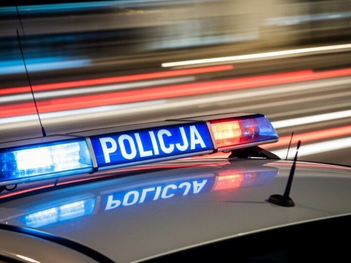 Szalony rajd po Wiśniewie: kierowca pędził 131 km/h bez uprawnień!