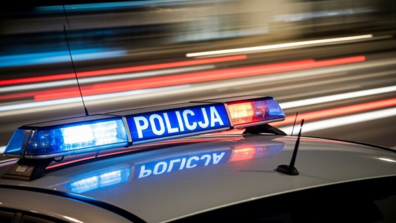 Szalony rajd po Wiśniewie: kierowca pędził 131 km/h bez uprawnień!