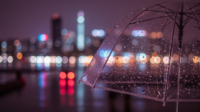 Gęsta mgła nad powiatem mławskim – zachowaj ostrożność!