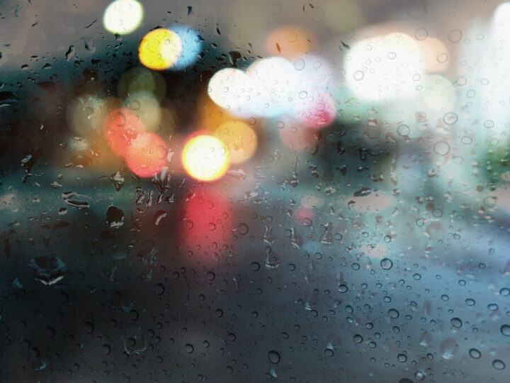 Intensywne opady śniegu w Mławie – apel o ostrożność!