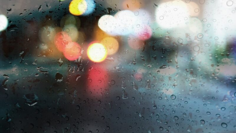 Intensywne opady śniegu w Mławie – apel o ostrożność!