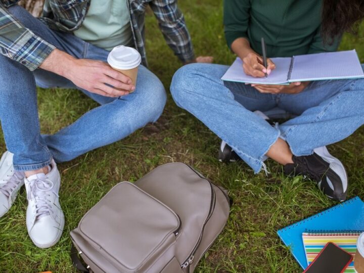 Uczennice z 8b SP 3 uczą młodszych o cyberprzemocy w klasach 4–5