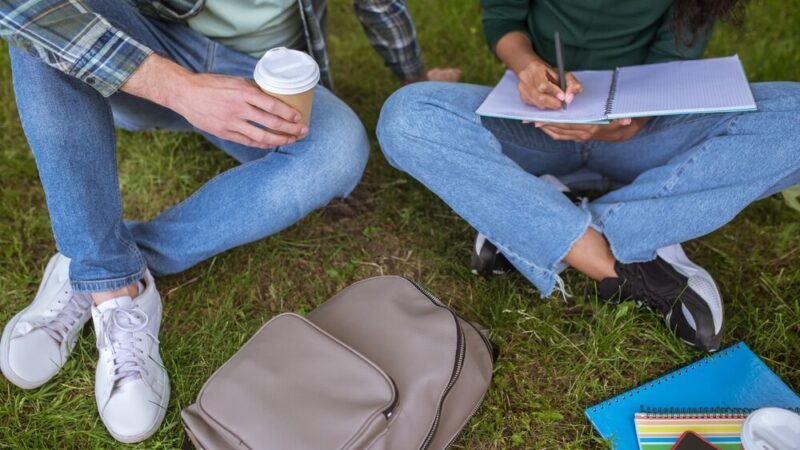 Uczennice z 8b SP 3 uczą młodszych o cyberprzemocy w klasach 4–5