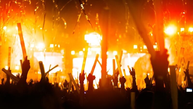 Czarek Sikora oczarował Mławę swoim stand-upem