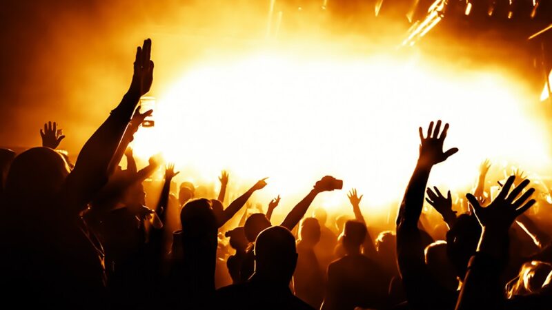 Walentynkowy wieczór z Michałem Paszczykiem: śmiech o małżeńskich perypetiach i rodzinnych absurdach