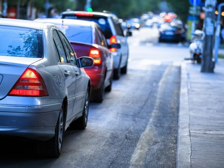 Zastawione drogi hamują komunikację miejską – czas na rozsądek!