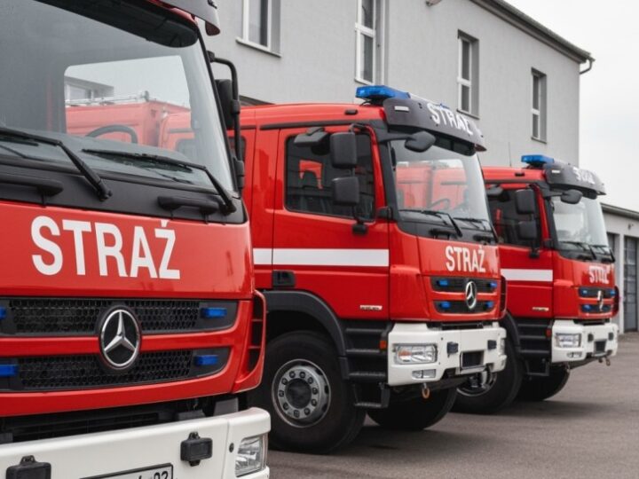 Pożar Mazdy na DK7: służby w akcji, ruch utrudniony