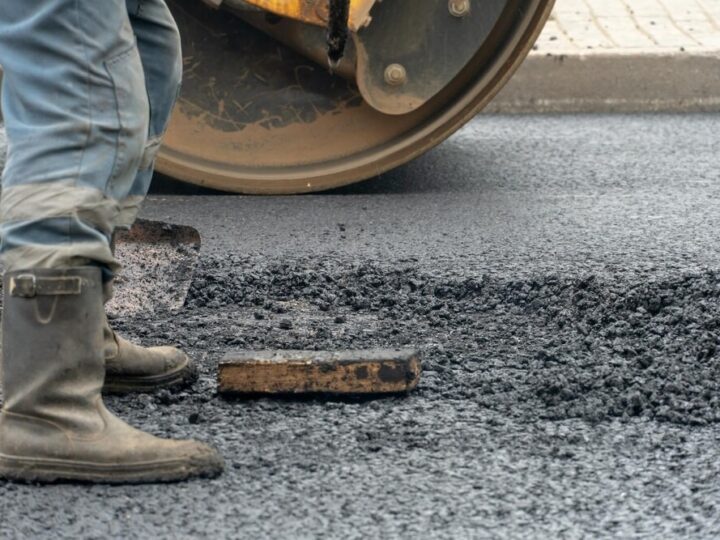 Remont chodnika na ul. Kopernika w Mławie trwa w najlepsze