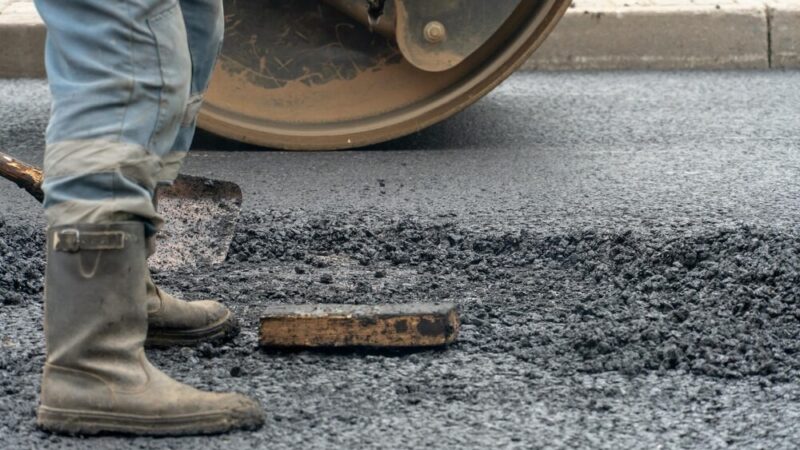 Remont chodnika na ul. Kopernika w Mławie trwa w najlepsze