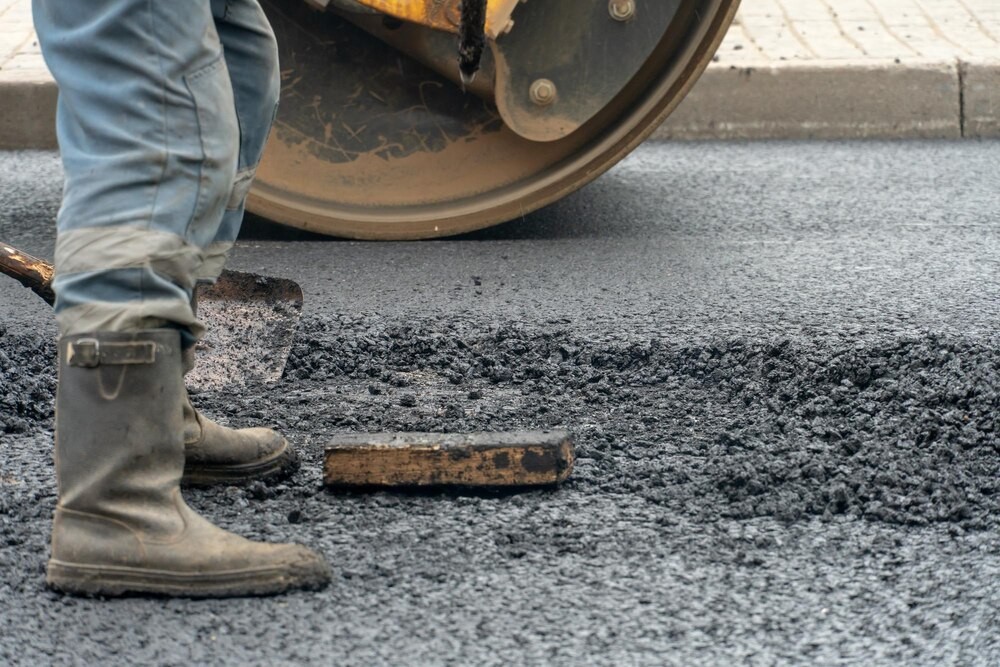 Remont chodnika na ul. Kopernika w Mławie trwa w najlepsze