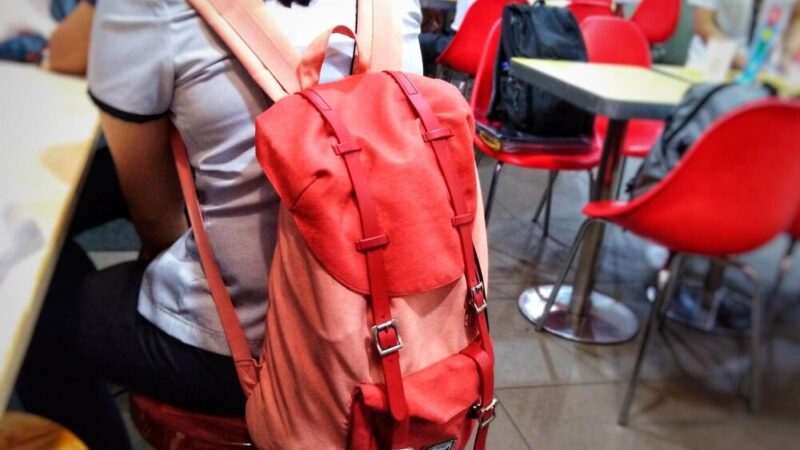 Młodzież z klas mundurowych w Mławie zdaje test sprawnościowy do Policji