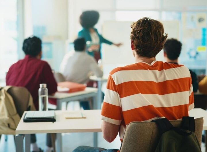 Maturzyści klas mundurowych świętują zakończenie edukacji i nowe początki dla młodszych kolegów