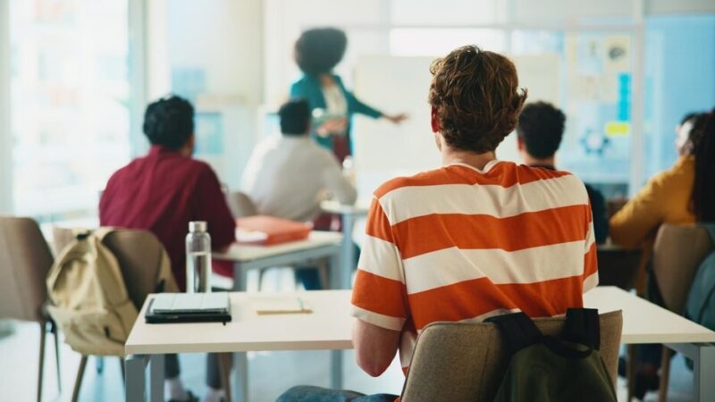 Maturzyści klas mundurowych świętują zakończenie edukacji i nowe początki dla młodszych kolegów