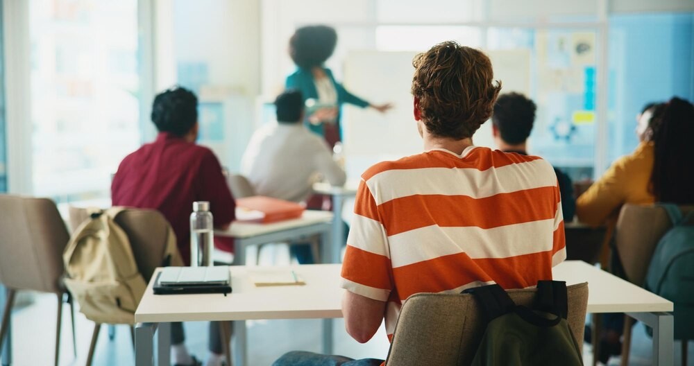 Maturzyści klas mundurowych świętują zakończenie edukacji i nowe początki dla młodszych kolegów