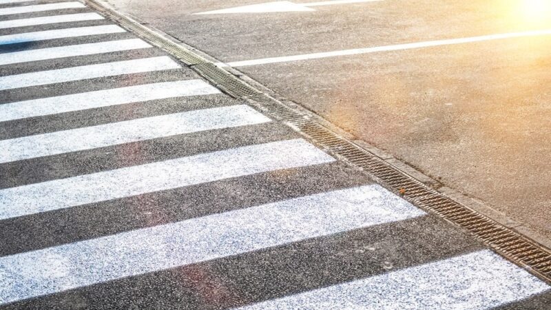 Nastolatki potrącone na przejściu: Wypadek na ul. Warszawskiej w Mławie