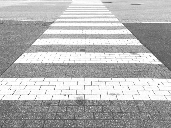 Tragiczne potrącenie 8-latki w strefie zamieszkania – policja wzywa do ostrożności