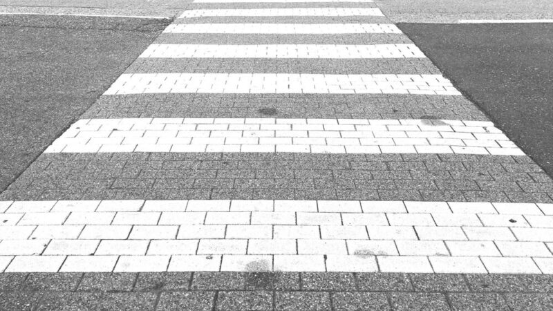 Tragiczne potrącenie 8-latki w strefie zamieszkania – policja wzywa do ostrożności