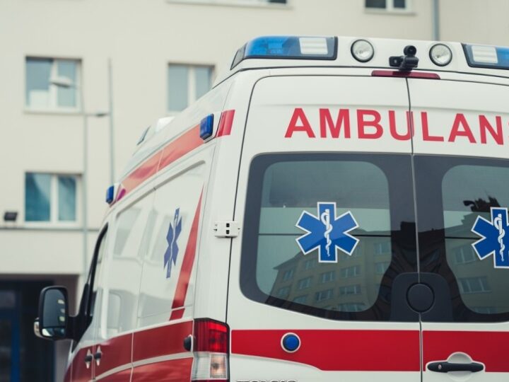 Jak ocalić życie podczas niebezpiecznych wakacji: kluczowe zasady przetrwania w wodzie