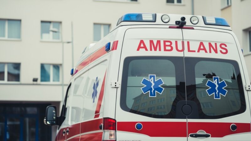 Jak ocalić życie podczas niebezpiecznych wakacji: kluczowe zasady przetrwania w wodzie